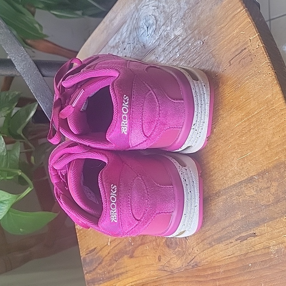 Brooks Fusion Heritage Running Shoes 9.5  Fuchsia - Picture 2 of 6